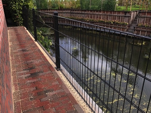 Ein neuer Doppelstabmattenzaun für Ihren Garten