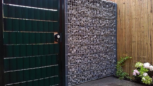 Gabionenkörbe als Trennwand im Garten