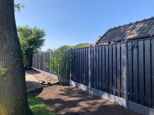 Streichen eines Holzzaun