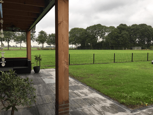 Mit einer Terrassenüberdachung kannst du deinen Garten vervollständigen
