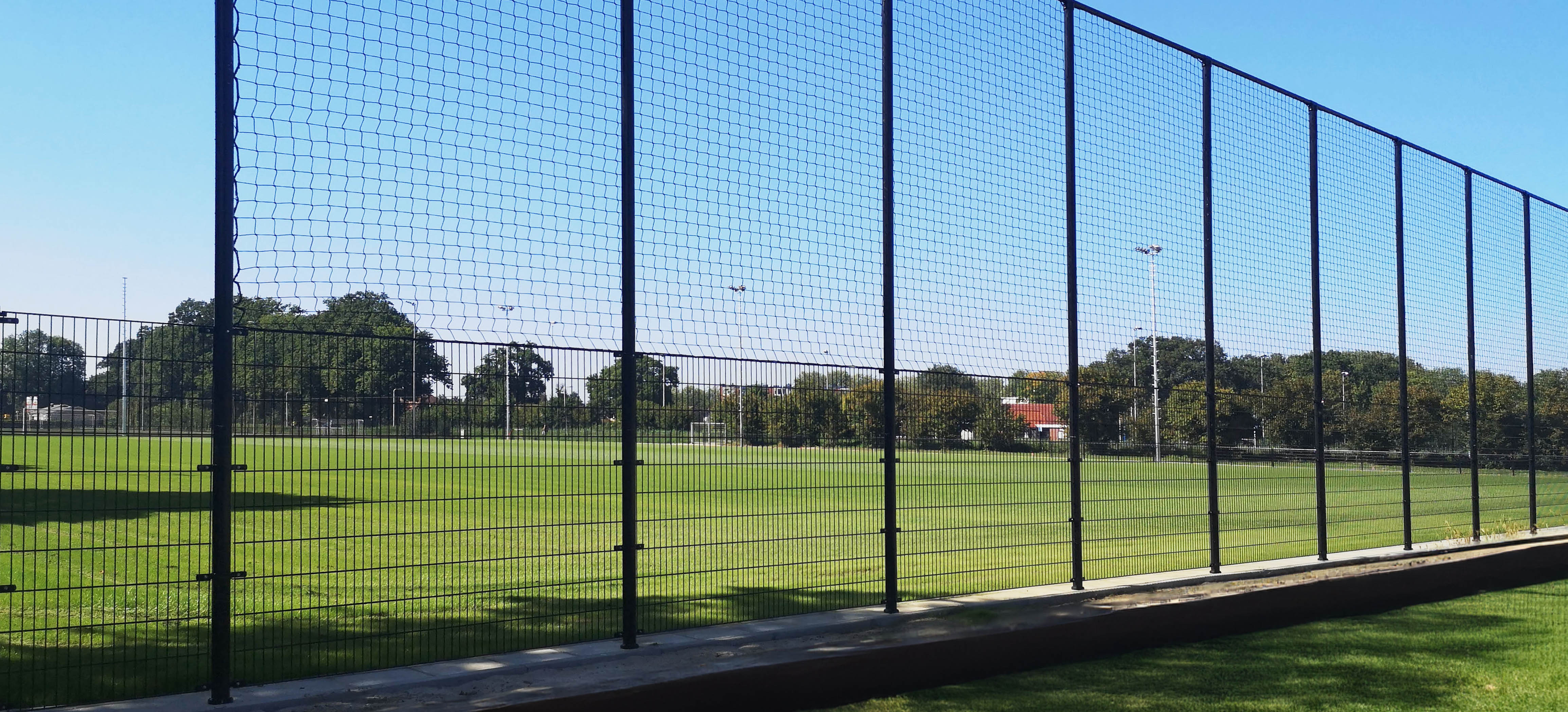 Sportplatz Einzäunungen