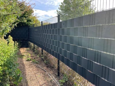 Erstelle Privatsphäre mit Sichtschutzstreifen